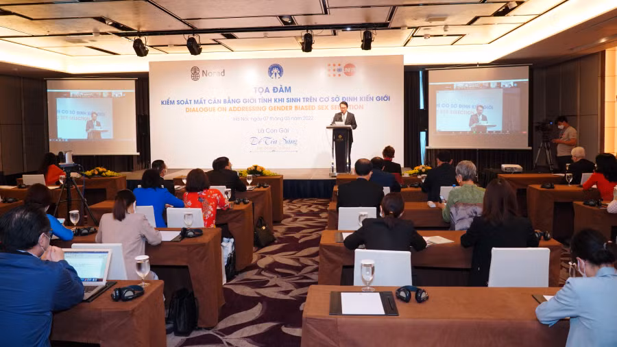 Tọa đàm “Kiểm soát mất cân bằng giới tính khi sinh trên cơ sở định kiến giới”.