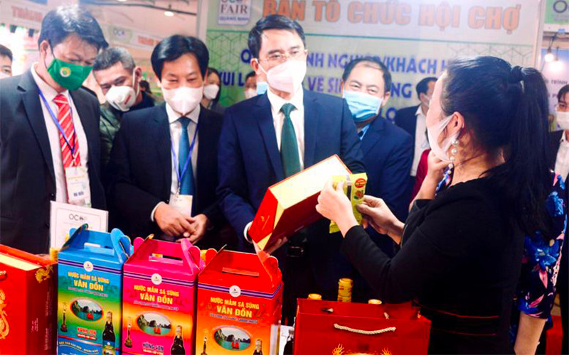 Các đại biểu tham quan các gian hàng tại Hội chợ OCOP Quảng Ninh 2021.