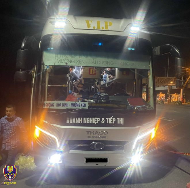 Xe khách 37B 027.XX bị CSGT Đội 3 phát hiện, xử lý. (Ảnh: Cục CSGT) Xe khách chở quá 57 người, lái xe không có giấy phép bị phạt hàng trăm triệu đồng -0