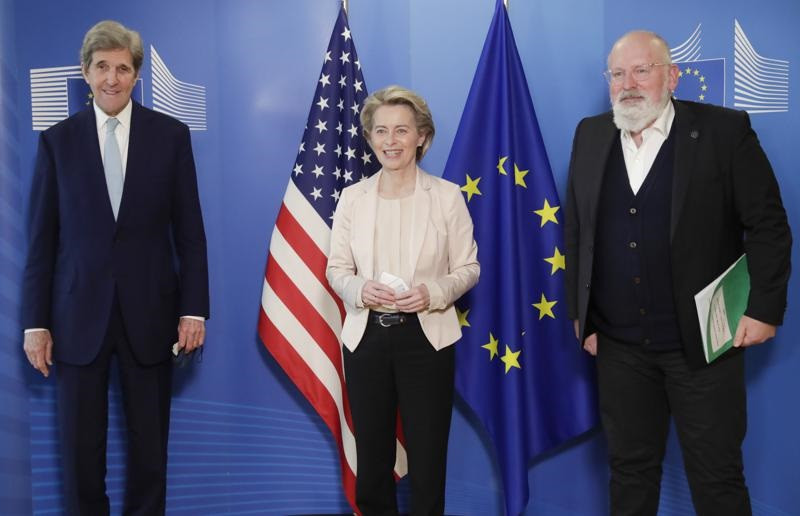 Đặc phái viên của Tổng thống Mỹ về Khí hậu John Kerry (bên trái), Chủ tịch Ủy ban châu Âu Ursula von der Leyen (giữa) trong cuộc gặp gỡ ngày 9-3. Ảnh; AP.