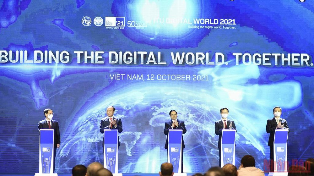 Thủ tướng Chính phủ Phạm Minh Chính cùng các đại biểu nhấn nút khai mạc ITU Digital World 2021. Ảnh: MINH DUY Thủ tướng Phạm Minh Chính: Chuyển đổi số để xây dựng thế giới số không phải của riêng một quốc gia -0