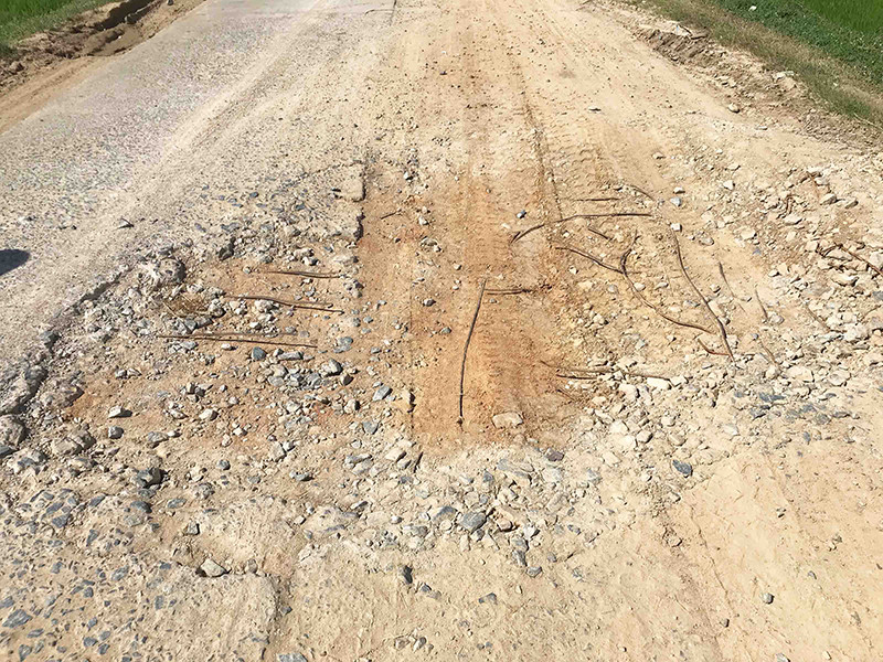 Những thanh sắt trong đoạn đường bê-tông bung ra khi đường bị cày xới, hỏng nặng. Sớm sửa chữa lại đường, bảo đảm an toàn giao thông cho người dân -0