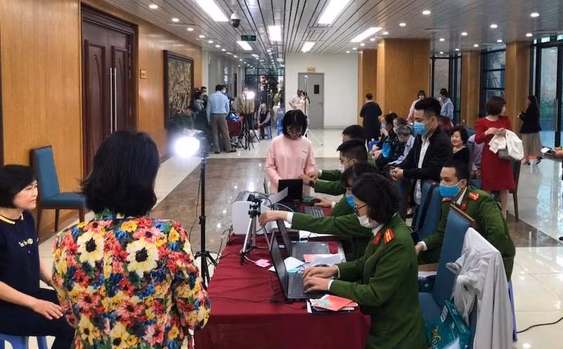Công an quận Đống Đa (Hà Nội) mở thêm điểm cấp lưu động để phục vụ người dân tới đăng ký làm căn cước công dân.
