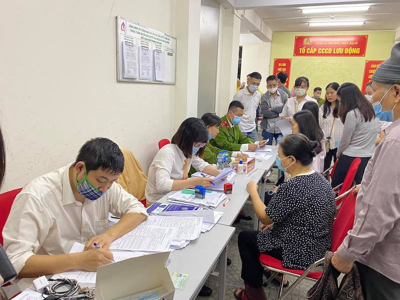 Công an quận Ba Đình (Hà Nội) làm ca đêm để cấp căn cước công dân cho người dân. Hà Nội: Công an tăng ca đêm làm căn cước công dân cho người dân -0