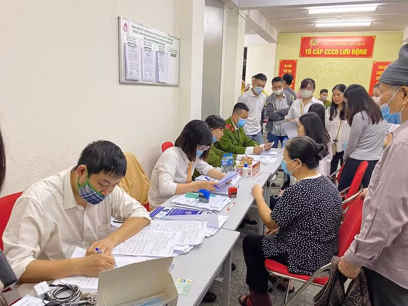 Hà Nội: Công an tăng ca đêm làm căn cước công dân cho người dân -0