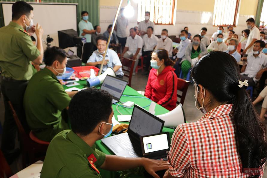 Đông đảo đồng bào dân tộc Khmer xã Thủy Liễu đến Chùa làm CCCD. Cấp căn cước công dân trong vùng đồng bào Khmer ở Kiên Giang -0