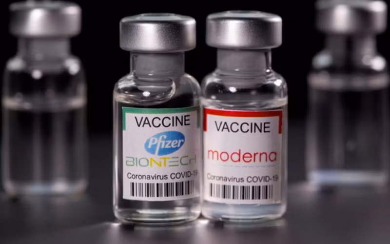 Vaccine ngừa Covid-19 của Pfizer và Moderna. (Ảnh: Reuters)