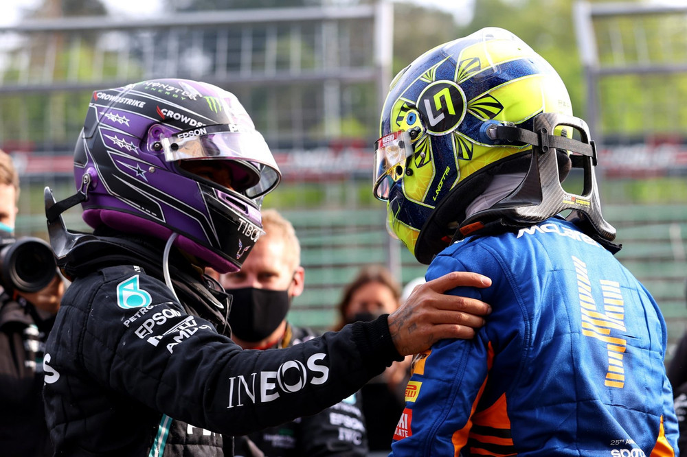 Lewis Hamilton (bên trái) và Lando Norris chia vui cùng nhau sau vạch đích. Max Verstappen soán ngôi ngoạn mục tại đường đua Imola -0