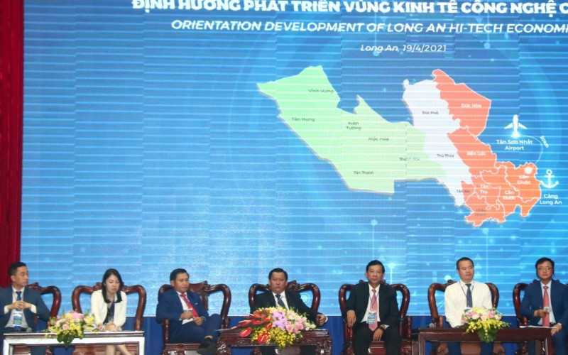 Lãnh đạo các sở, ngành tỉnh Long An và chuyên gia tham gia tại Tọa đàm. Long An hướng đến phát triển vùng kinh tế công nghệ cao -0