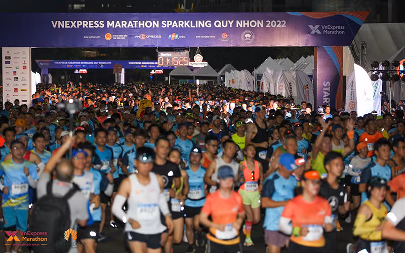 VnExpress Marathon trở lại Quy Nhơn trong năm 2022 một cách bùng nổ với số lượng vận động viên nhiều nhất trong hệ thống giải từ trước đến nay gần 10.000 người. (Ảnh: VnExpress)