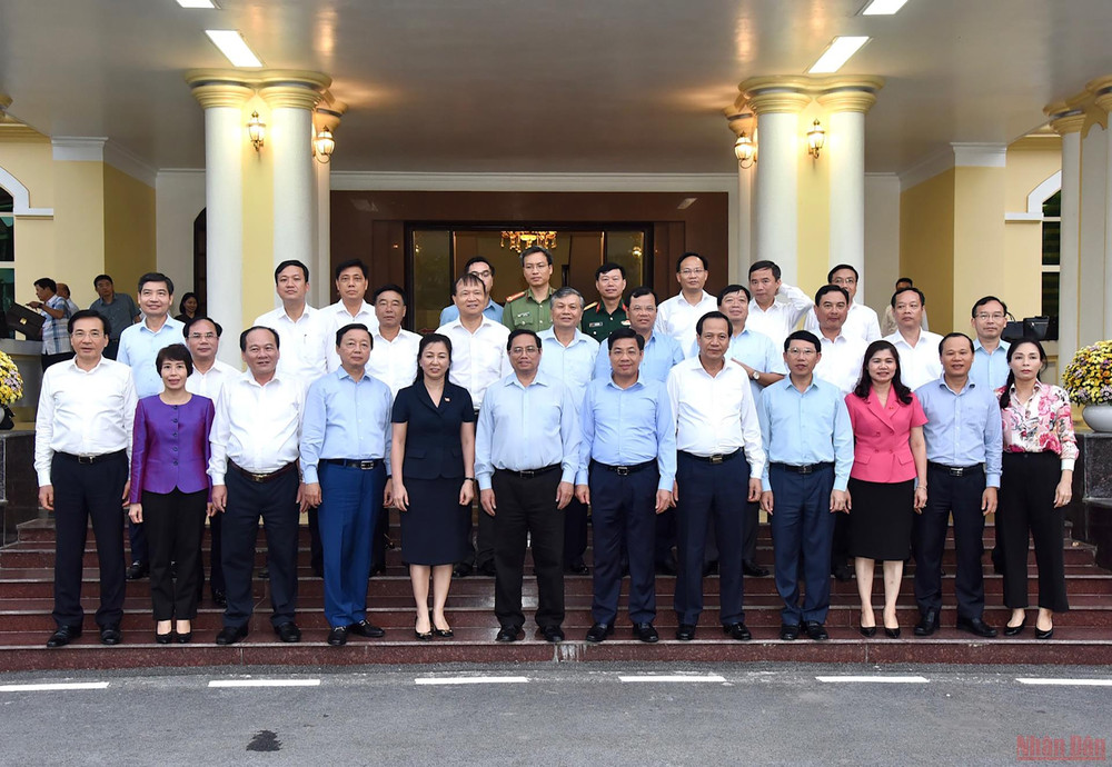 Thủ tướng Phạm Minh Chính cùng các lãnh đạo chủ chốt tỉnh Bắc Giang. (Ảnh: TRẦN HẢI) Bắc Giang cần tích cực thực hiện chương trình phục hồi, phát triển kinh tế nhanh và bền vững -0