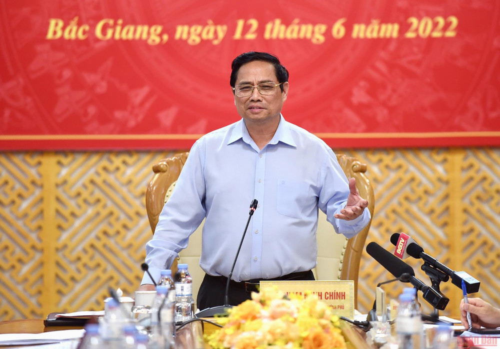 Thủ tướng Phạm Minh Chính chủ trì buổi làm việc với lãnh đạo chủ chốt tỉnh Bắc Giang. (Ảnh: TRẦN HẢI) Bắc Giang cần tích cực thực hiện chương trình phục hồi, phát triển kinh tế nhanh và bền vững -0