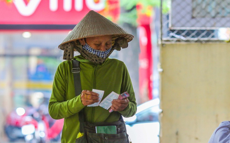 Người bán vé số bị ảnh hưởng dịch Covid-19 được nhận hỗ trợ để phần nào trang trải cuộc sống.