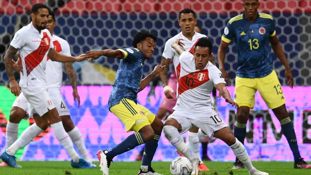 Các cầu thủ Peru (áo trắng) là những người chiếm được lợi thế bàn thắng trước. Copa Ameria: Colombia giành hạng 3 sau màn rượt đuổi tỷ số kịch tính -0