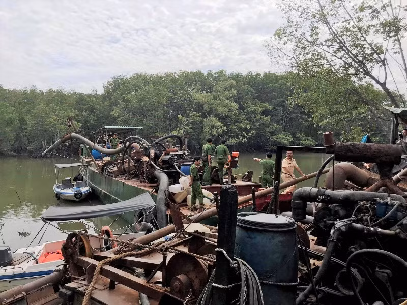 Bắt quả tang hai phương tiện bơm hút cát trái phép -0