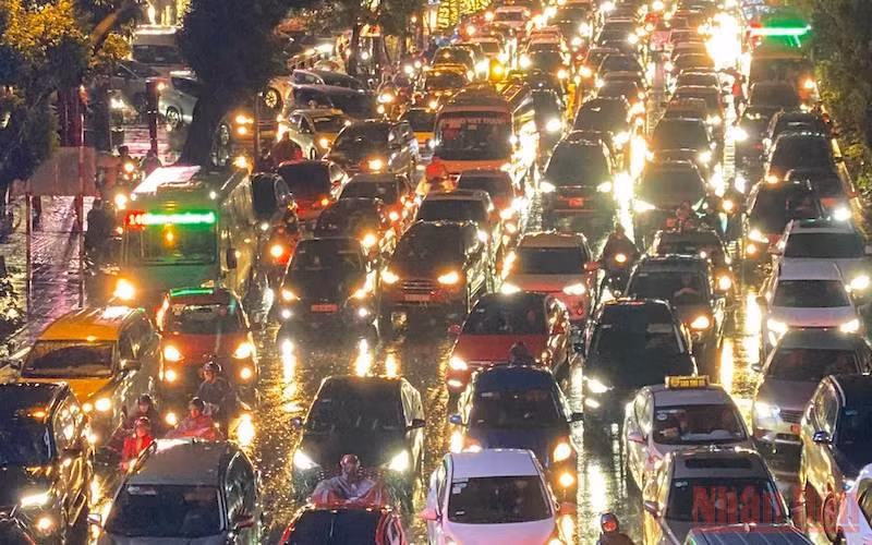 Hình ảnh nhiều tuyến phố ở Hà Nội ngập, ùn tắc do mưa lớn