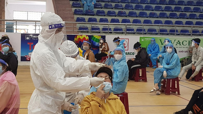 Những công dân về Phú Yên được lấy mẫu xét nghiệm PCR để sàng lọc SARS-CoV-2 trước khi được về nhà cách ly theo quy định của Bộ Y tế. Chu đáo, ân cần, nhưng phải chặt chẽ trong phòng, chống dịch -0