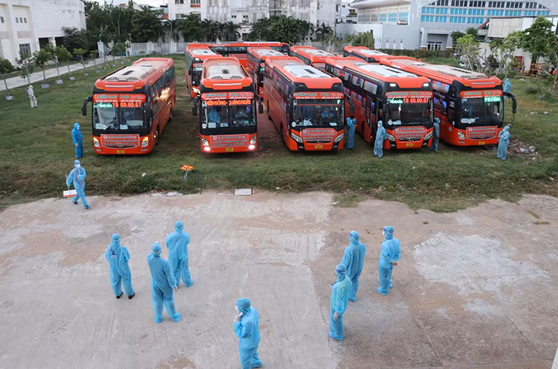 400 công dân gặp khó khăn đầu tiên từ TP Hồ Chí Minh được đón về Phú Yên an toàn. 