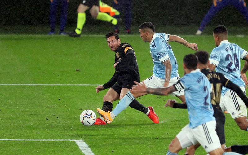 Pha căng ngang của Messi dẫn tới bàn thắng thứ 2 cho Barca. (Ảnh: FC Barcelona) Sao trẻ tiếp tục tỏa sáng, Barca vượt khó trước Celta Vigo -0