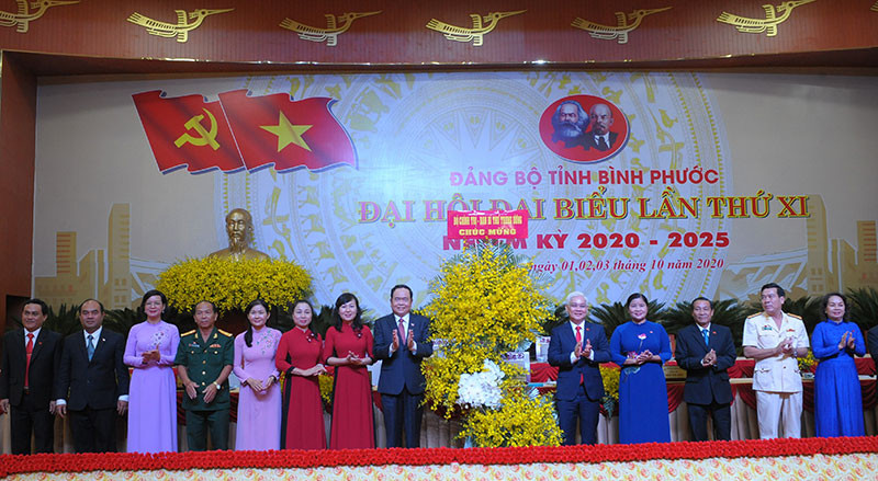 Đồng chí Trần Thanh Mẫn tặng hoa chúc mừng Đại hội. Khai mạc Đại hội Đảng bộ tỉnh Bình Phước nhiệm kỳ 2020-2025 -0