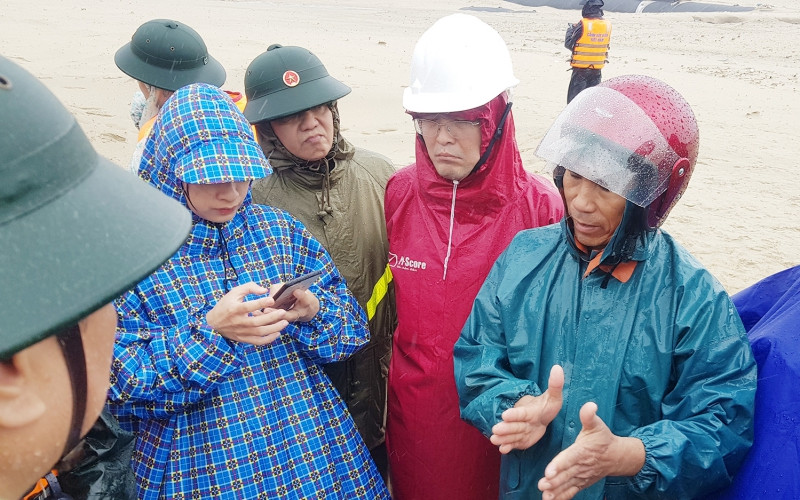 "Người nhái" Võ Văn Thụ (phải) đưa ra phương án dùng hai thuyền ngư dân tiếp cận cứu hộ. QT_cuu_4-1602224948557.jpg