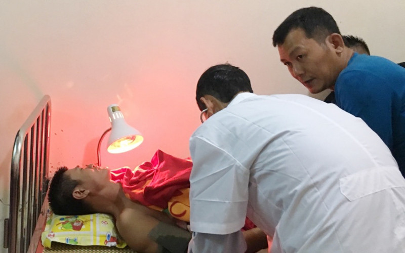 Biên phòng Quảng Trị kịp thời cứu chữa, sưởi ấm cho các thuyền viên được cứu hộ sáng 9-10. QT_cuu_6-1602224949121.jpg