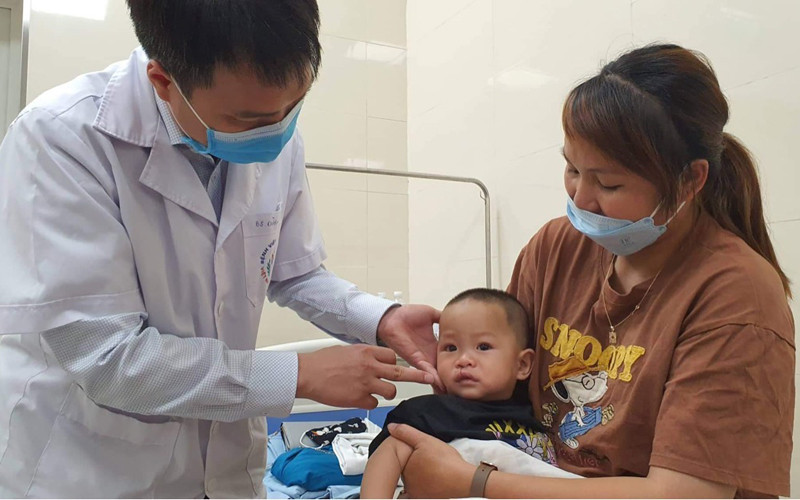 Các bác sĩ khám, đánh giá sau phẫu thuật cho trẻ bị khe hở môi-vòm miệng.