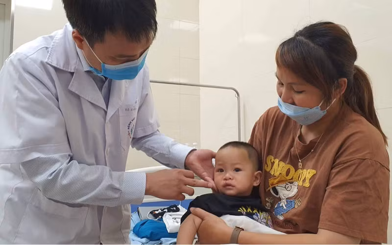 Các bác sĩ khám, đánh giá sau phẫu thuật cho trẻ bị khe hở môi-vòm miệng.