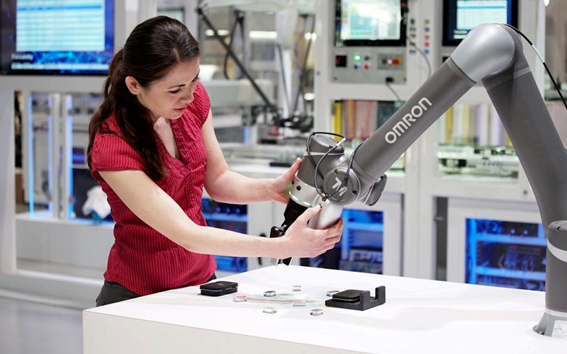 Sản xuất nhanh hơn, rẻ hơn và an toàn hơn khi con người và robot làm việc cùng nhau. (Ảnh: Reuters) Đại dịch Covid-19 thúc đẩy chuyển đổi lao động từ con người sang robot -0