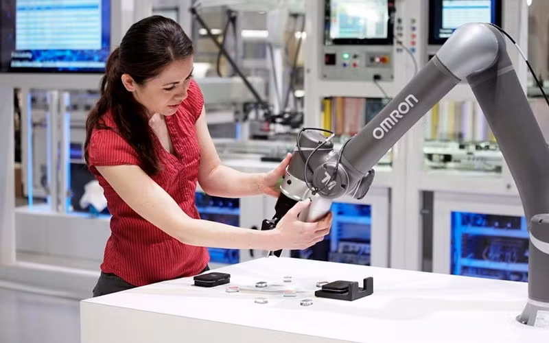 Đại dịch Covid-19 thúc đẩy chuyển đổi lao động từ con người sang robot -0