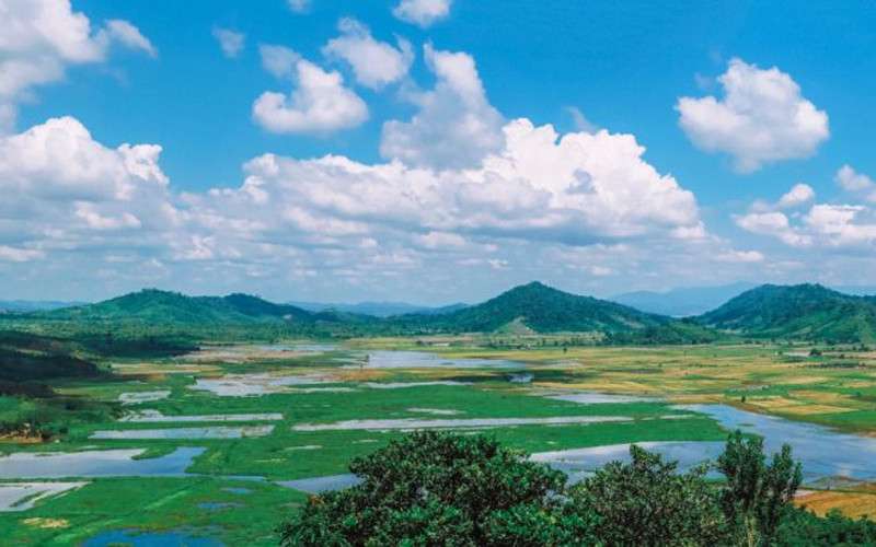 Cánh đồng lúa dưới chân núi lửa. (Ảnh: DAKNONGGEOPARK) Công viên địa chất Đắk Nông- điểm khám phá đầy hứa hẹn -0
