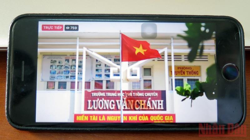 Học sinh Trường THPT chuyên Lương Văn Chánh, thành phố Tuy Hòa, Phú Yên theo dõi lễ khai giảng qua hình thức trực tuyến. Phú Yên khai giảng năm học mới bằng hình thức trực tuyến -0