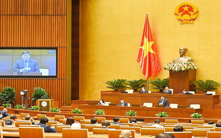 Bộ trưởng Kế hoạch và Đầu tư Nguyễn Chí Dũng phát biểu giải trình, làm rõ một số vấn đề đại biểu Quốc hội nêu. Ảnh: THỦY NGUYÊN