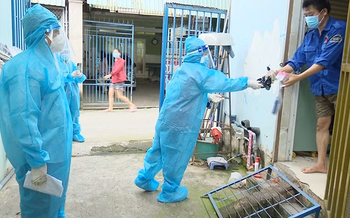 Cán bộ trạm y tế lưu động phát thuốc cho bệnh nhân Covid-19 tại thị xã Tân Uyên, tỉnh Bình Dương. Ảnh: ĐỖ TRỌNG