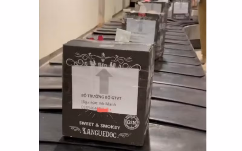 Nhân viên mạo danh Bộ trưởng GTVT để gửi lô hàng hóa từ Hà Nội vào TP Hồ Chí Minh theo đường hàng không. (Ảnh: Cắt từ clip trên MXH)