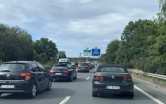 Mùa nghỉ hè ở Pháp bắt đầu. Nhiều người sử dụng phương tiện cá nhân để tránh nguy cơ tiếp xúc trên các phương tiện giao thông công cộng. (Ảnh: KHẢI HOÀN)