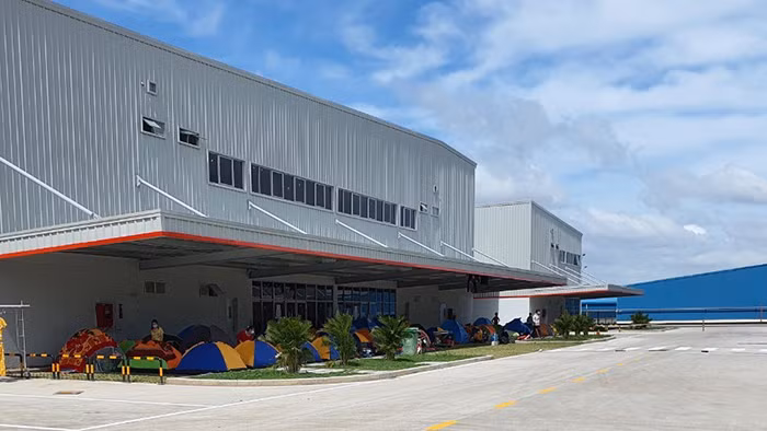 Lều ngủ được dựng ngoài hành lang nhà máy của Công ty TNHH công nghệ điện tử nghe nhìn BOE Việt Nam (Đồng Nai) sau khi hàng chục công nhân mắc Covid-19.