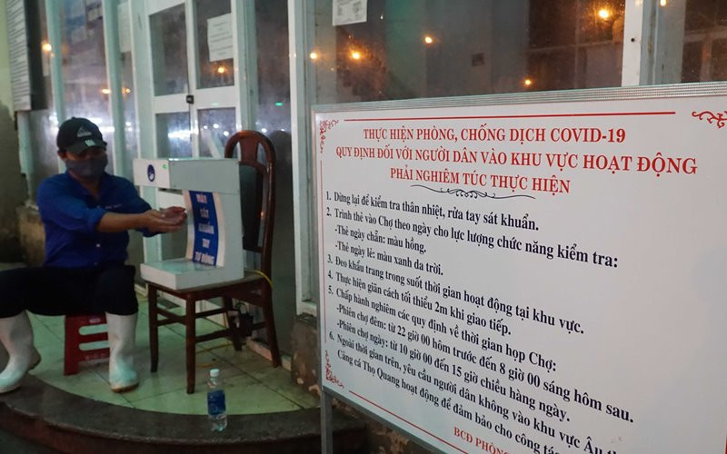 Máy rửa tay sát khuẩn tự động và pa-nô tuyên truyền được bố trí khắp nơi. Cảng cá Thọ Quang nỗ lực duy trì hoạt động cùng chống dịch -0