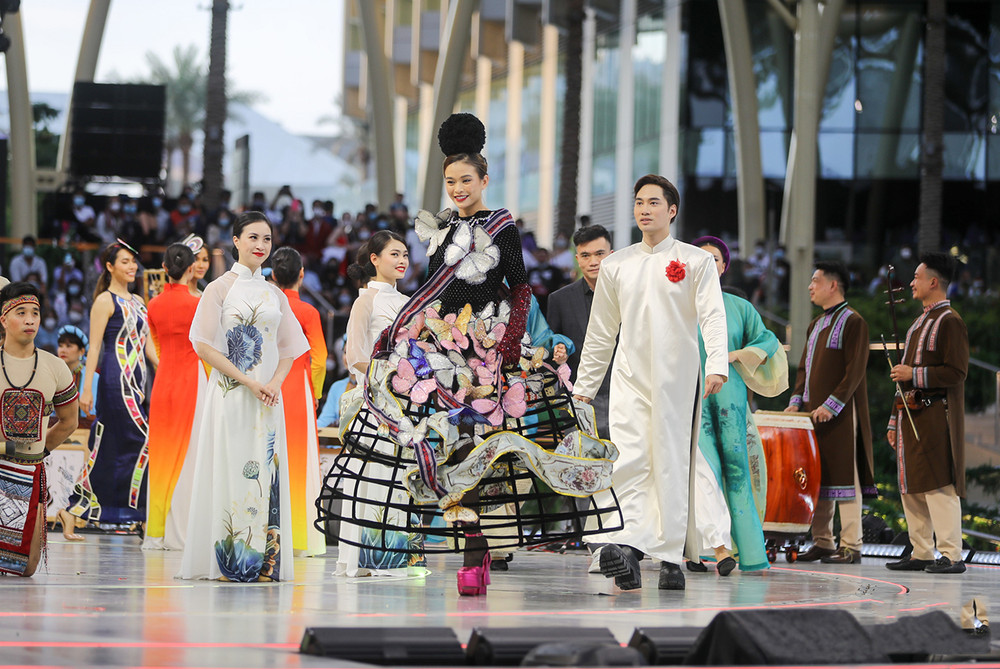 Các người mẫu Việt tự tin thể hiện các bộ sưu tập độc đáo. (Ảnh: toquoc.vn) EXPO 2020 Dubai: “Dòng chảy bất tận” quảng bá văn hóa Việt ra thế giới -4