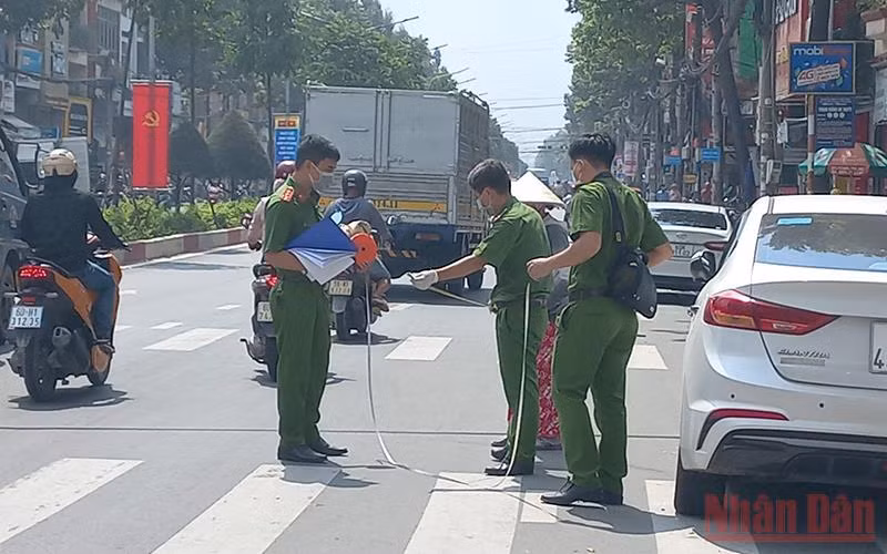 Lực lượng Công an thành phố Biên Hòa tiến hành khám nghiệm hiện trường.