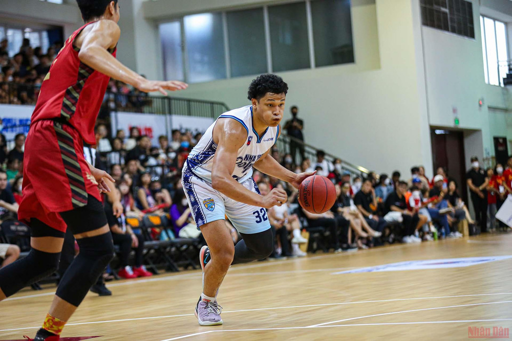 Dominique Tham hứa hẹn sẽ là chủ lực của Nhatrang Dolphins khi vào sâu mùa giải. Saigon Heat bất ngờ để thua Nha Trang Dolphins -0