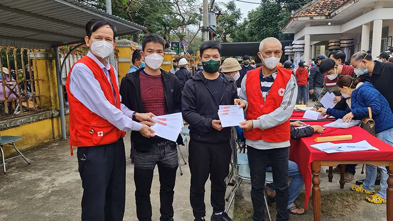 Hỗ trợ gia đình có người tử vong và mất tích do lật thuyền tại Quảng Nam