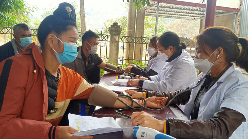 Huyện Mường La, tỉnh Sơn La tổ chức sàng lọc tiêm vacine cho đồng bào dân tộc. Sơn La nghi nhận hơn 6.600 ca dương tính với SARS-CoV-2 -0