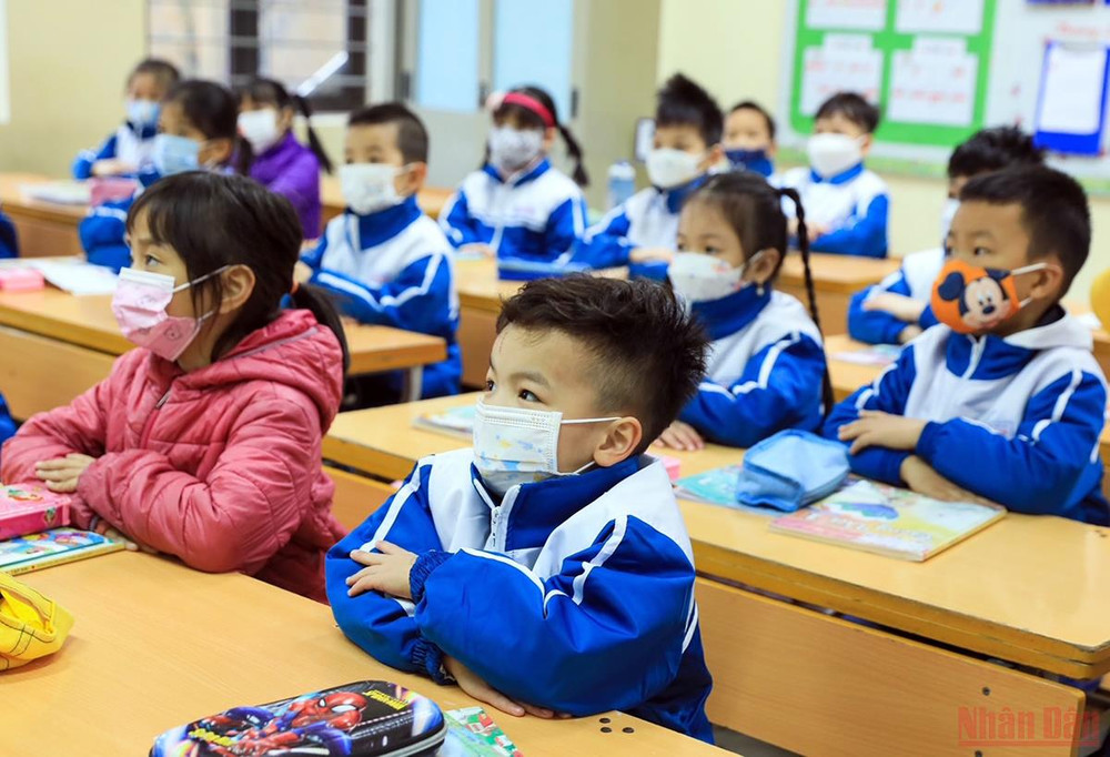Từ ngày 28/2, chỉ có học sinh các xã, phường, thị trấn là vùng xanh, vùng vàng tiếp tục được đến trường học trực tiếp. Học sinh trên địa bàn 74 xã, phường, thị trấn là vùng cam tiếp tục học trực tuyến. Ảnh: Duy Linh