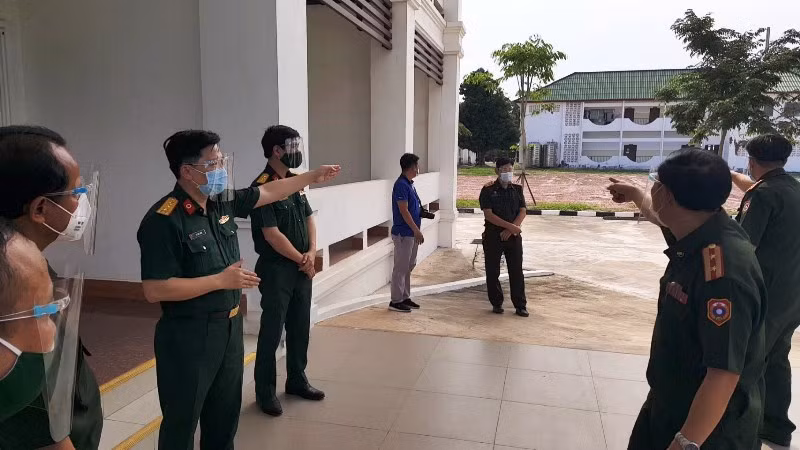 Chiều 3-5, Đại tá Lê Văn Đông (thứ ba từ trái qua) triển khai làm việc với lãnh đạo Bệnh viện 103 Lào.