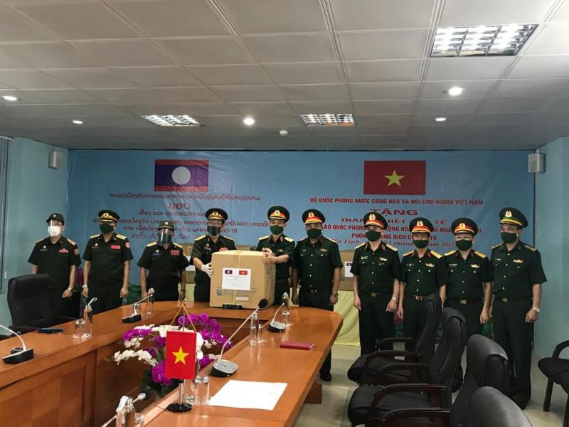 Lễ bàn giao trang thiết bị, vật tư y tế, sáng 3-5, tại Cửa khẩu quốc tế Cầu Treo, tỉnh Hà Tĩnh. Bộ Quốc phòng cử chuyên gia giúp Lào dập dịch Covid-19 -0