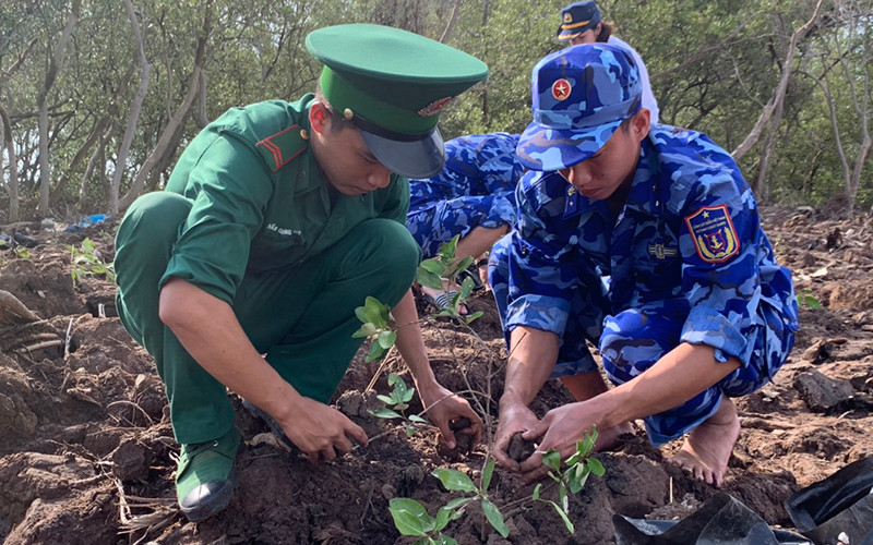 Lực lượng Cảnh sát biển phối hợp với các đơn vị trồng cây xanh dọc tuyến đê biển Gò Công Đông. Nhiều hoạt động “Nghĩa tình biên giới, biển đảo” năm 2021 -0