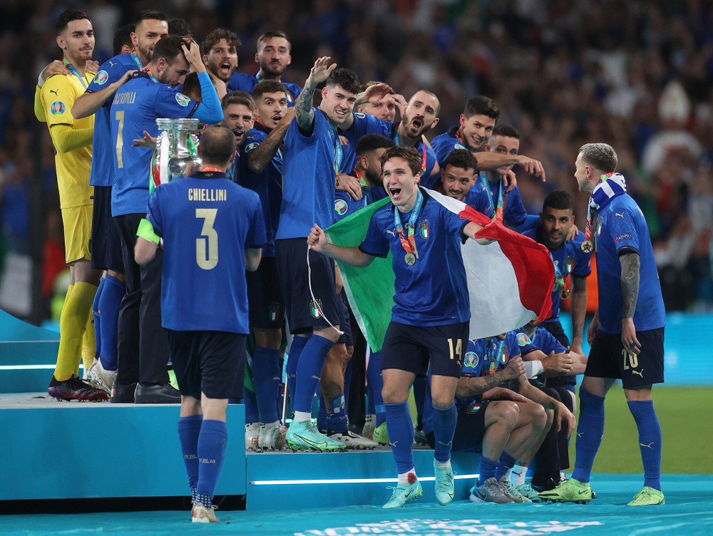 Khoảnh khắc Chiellini mang chiếc cúp Henri Delaunay ăn mừng cùng đồng đội. Thủ quân của Azzurri không giấu được niềm vui khi trở thành đội trưởng thứ 2 của Italia vô địch EURO, sau Giacinto Facchetti vào năm 1968. (Ảnh: UEFA) Cận cảnh Italia đăng quang ngôi vương EURO 2020 -0