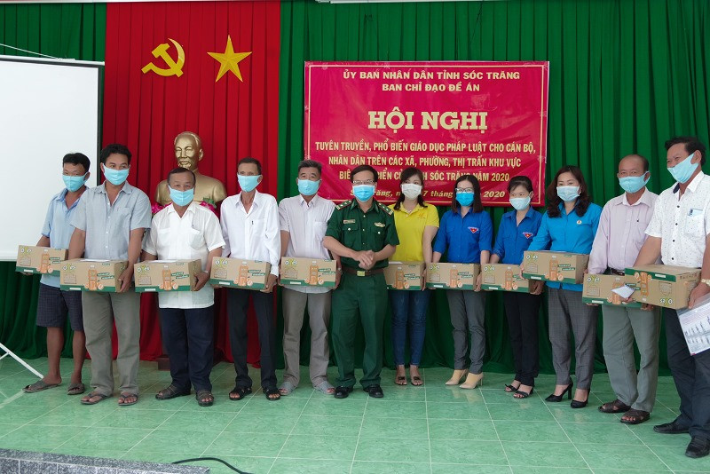BĐBP Sóc Trăng trao tặng nước uống dinh dưỡng cho bà con nhân dân khu vực biên giới biển huyện Cù Lao Dung. Tặng 1.500 thùng nước dinh dưỡng cho bộ đội và người dân biên giới biển -0
