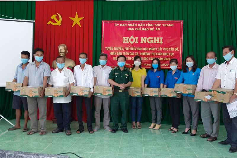 Tặng 1.500 thùng nước dinh dưỡng cho bộ đội và người dân biên giới biển -0